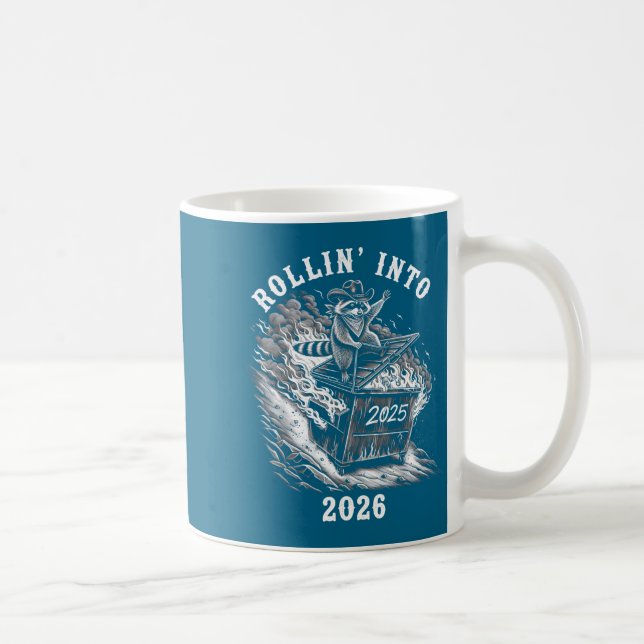 Caneca De Café Rollin Into 2026 Raccoon Funny Dumpster Fire 2025  (Direita)