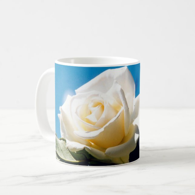 Caneca De Café Rosa branca sob o céu azul (Frente Esquerda)