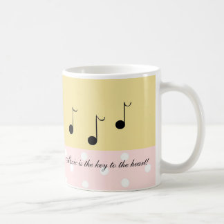 Caneca De Café Rosa e Creme com Notas Musicais Pretas