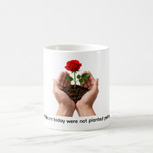 Caneca De Café Rosa Inspiradora em Mãos Cuidadosas