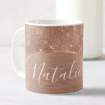 Caneca De Café Rosa Metálico - Largura Dourada Personalizada<br><div class="desc">Personalize facilmente este rosa dourado com metal escovado e uma caneca de café com padrão de brilho glamouroso com seu próprio nome personalizado.</div>