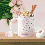 Caneca De Café Rosa | Nome do Padrão de Corações de Cores Aquátic<br><div class="desc">Excelente de comemorar o Dia de os namorados ou qualquer dia que você apenas queira mostrar amor à sua pessoa favorita,  este cor-de-rosa e mauve com padrão de corações brancos design traz certamente um sorriso para qualquer um que o receba.</div>