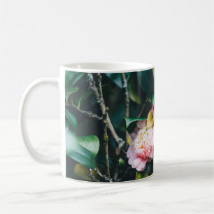 CANECA DE CAFÉ ROSAS NO JARDIM