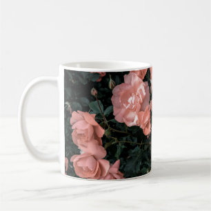 Caneca De Café Rosas rosa-do-pasto que crescem no jardim em li mo