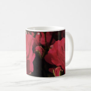 Caneca De Café Rosas vermelhas com botões frescos florescendo fol