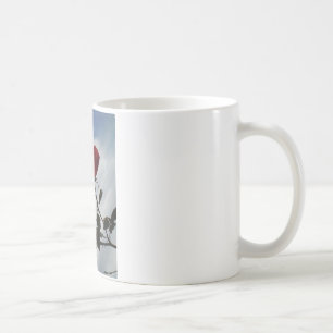 Caneca De Café Rosas vermelhas contra o céu azul brilhante