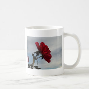 Caneca De Café Rosas vermelhas contra o céu azul brilhante