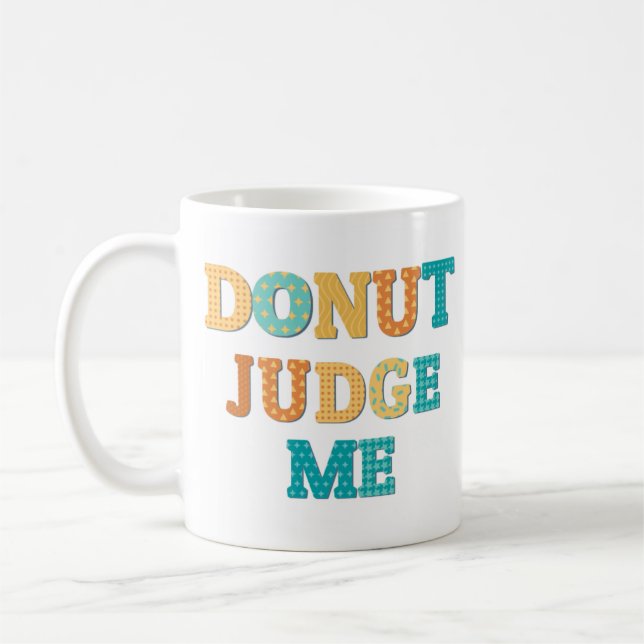 Caneca De Café Rosquinha Juiz Me Engraçado Monograma Qoute (Esquerda)
