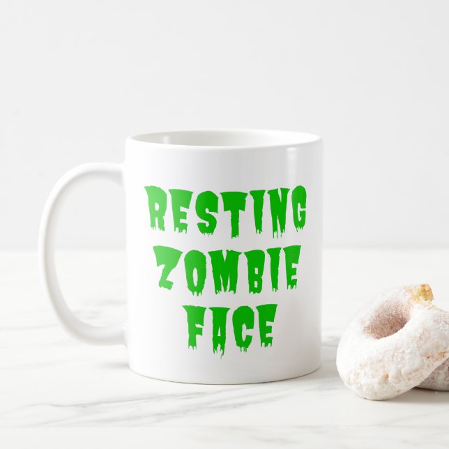 Caneca De Café Rosto de Zumbi Relaxado - Halloween Engraçado 2022 (Com Donut)