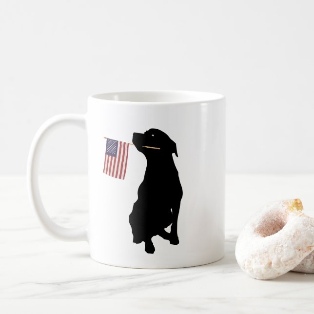 Caneca De Café Rottweiler segurando bandeira americana (Com Donut)