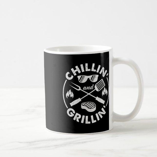 Caneca De Café Roupa de Chillin And Grillin Pai Grill Divertido B (Direita)