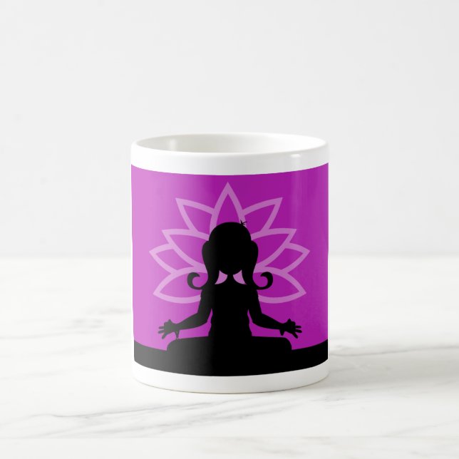 Caneca de café roxa da silhueta da ioga (Centro)