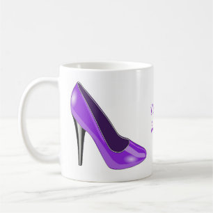 Caneca de café roxa dos calçados do salto alto