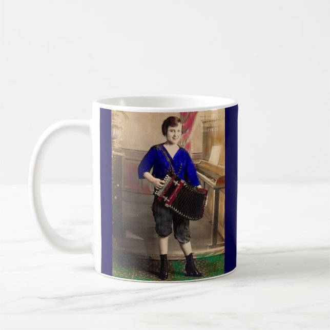 Caneca De Café RPPC, jovem acordionista (Esquerda)