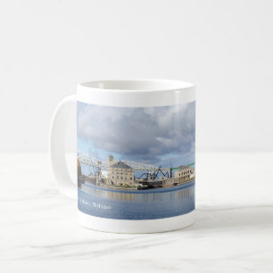 Caneca De Café Rua. Canal Marys Falls (Soo Locks) de barco