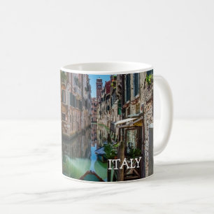 Caneca De Café Rua estreita com canal em Veneza
