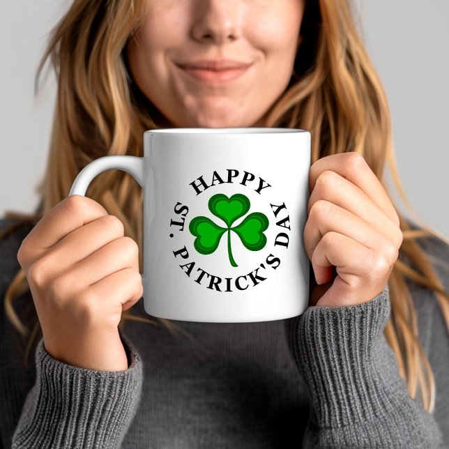 Caneca De Café Rua FELIZ. Texto do Dia de PATRICK com Shamrock ve (HAPPY ST. PATRICK'S DAY Text with green Shamrock Coffee Mug)
