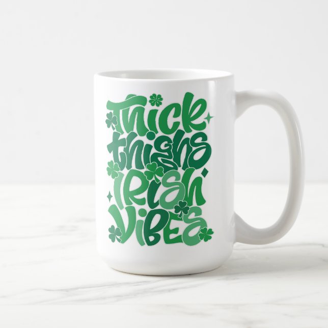 Caneca De Café Rua &quot;Thick Thighs Irish Vibes&quot;, de Patrick (Direita)