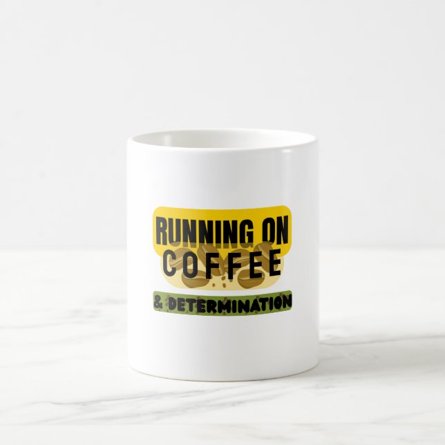Caneca De Café Running on Coffee & Determination mug (Centro)