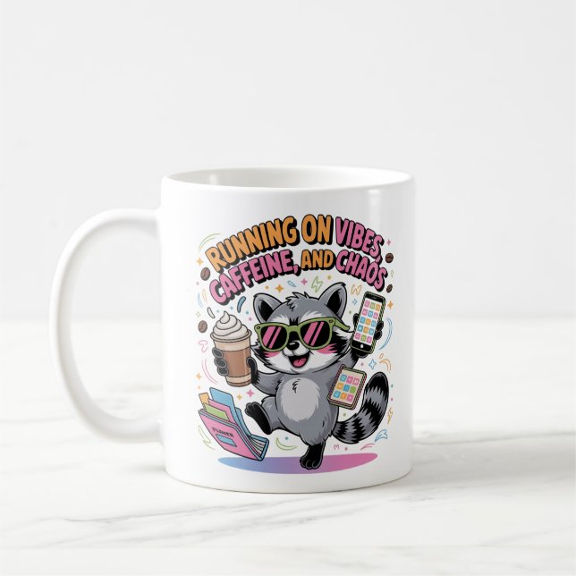 Caneca De Café Running on Vibes, Caffeine and Chaos Chibi Raccoon (Esquerda)