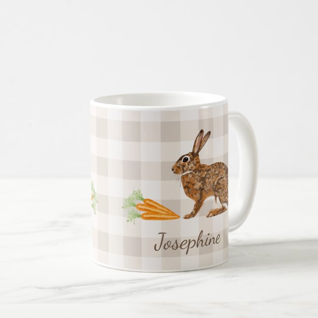 Caneca De Café Rustic Bunny And Carrots With Name Beige Gingham (Frente Esquerda)