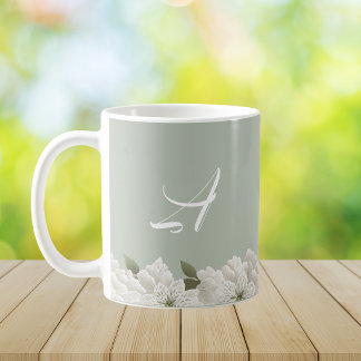 Caneca De Café Sage Verde Monograma Floral Embutido Elegante