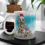 Caneca De Café Santa Hat Merry Christmas Dalmatic Lover<br><div class="desc">Papais noeis de visto Dalmacianos, de Natal, que apresentam um fundo de neve e férias com um humor festivo. Feliz texto de Natal no centro com um nome personalizável nele. Você pode colocar seu próprio nome aqui ou qualquer outra citação curta, se quiser. Adição perfeita aos seus itens de uso...</div>