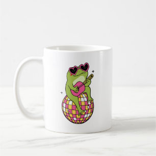 Caneca De Café Sapo sentado na bola de dança tocando violão