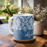 Caneca De Café Sapphire Blue Vintage Cor damasco e nome<br><div class="desc">Um padrão vintage - um design de tendências com cores de tom de joia e elegância. Os itens são mais fáceis de personalizar quando você substitui todos os textos e fotos primeiro. Se a sua arte ainda precisar ser ajustada, clique no botão Personalizar este. Isso vai levá-lo a uma área...</div>