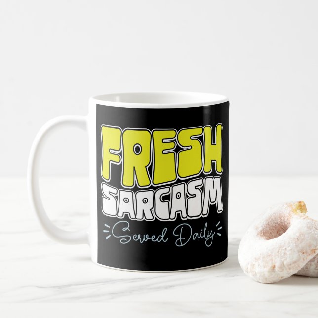 Caneca De Café Sarcasmo Fresco Servido Diariamente Engraçado Dize (Com Donut)