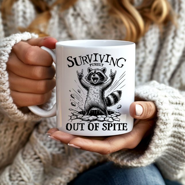 Caneca De Café Sarcastic Raccoon Sobrevivendo Fora do Deserto (Sarcastic raccoon "Surviving purely out of spite." mug)