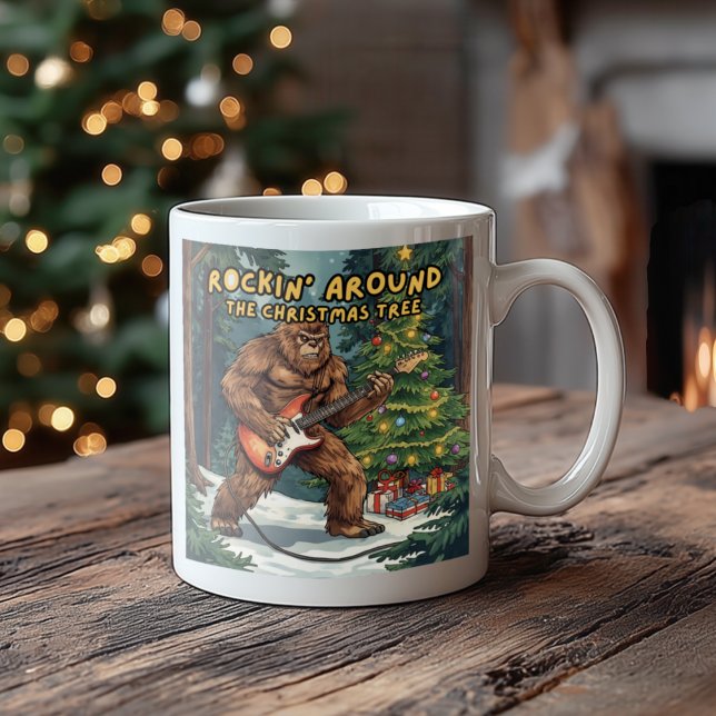 Caneca De Café Sasquatch Guitar Rockeando em Volta da Árvore de N (Criador carregado)