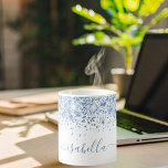 Caneca De Café Script de nome da brilho azul branco<br><div class="desc">Um fundo branco-na moda,  decorado com poeira brilhante azul. Personalize e adicione o seu nome escrito com um script de estilo alfanumérico com letra de tendência com alternâncias. Para manter as hastes,  exclua apenas o nome da amostra,  deixe os espaços ou emoji na frente e depois do nome.</div>