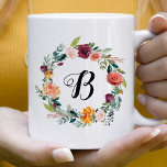 Caneca De Café Script Floral Floral Rosa Brilhante Inicial<br><div class="desc">A caneca de café personalizada apresenta um monograma de script inicial enquadrado por um elegante design de coroa floral estilo boho com lindas flores de aquarela de queda, incluindo rosas, dahlias, flores de peônia e verde, numa bela paleta de outono de vermelho-lenhoso, amarelo-ouro, cor-de-pêssego, rosa-pincel e tons de verde. Personalize...</div>