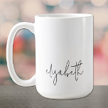 Caneca De Café Script Minimalista do Nome na moda<br><div class="desc">Mínima caneca de café apresenta seu primeiro nome em preto no estilo de letra chic. CORRESPONDENTE a itens na nossa coleção.</div>
