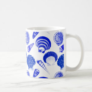 Caneca De Café Seashells - azuis cobaltos em um fundo branco
