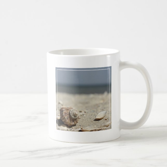 Caneca De Café Seashells na areia pelo mar (Direita)