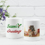 Caneca De Café Seasons saúda Holly Christmas photoscript<br><div class="desc">Mug com saudações de época em texto 3D e natal. Personalize-o com a sua própria fotografia. Mug disponível em vários estilos e cores. Faz um presente de Natal excelente para beber bebidas quentes em noites frias durante as férias.</div>