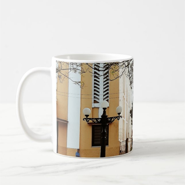 CANECA DE CAFÉ SEDAN AZUL ESTACIONADO PERTO DO EDIFÍCIO BRANCO (Esquerda)