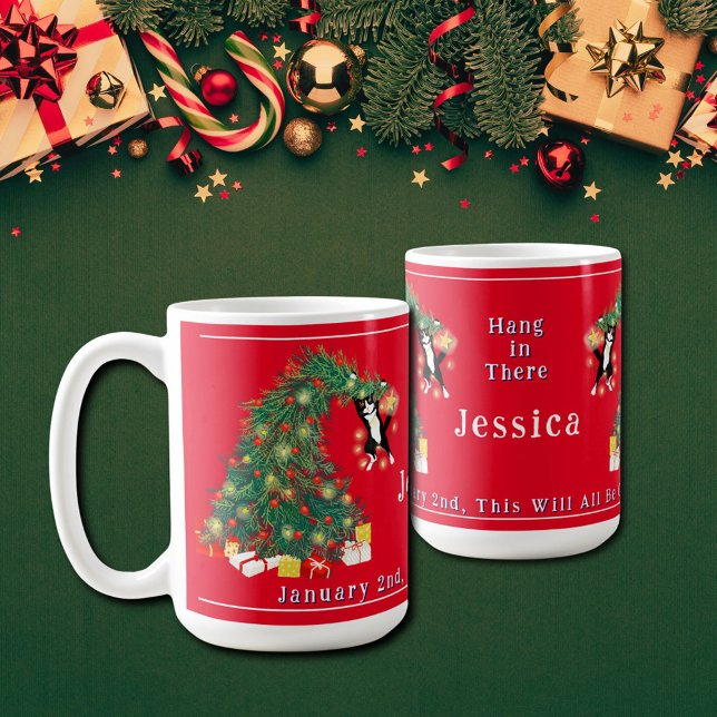 Caneca De Café Segundo De Janeiro Isto Vai Ficar Engraçado (Cute Funny Sarcastic  Red Holiday mug Cat Hangs in Christmas Tree "Hang in there" Typography )