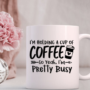 Caneca De Café Segurando uma taça de café, estou Bonito Ocupado M