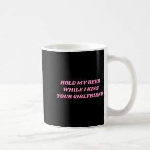 Caneca De Café Segure minha cerveja enquanto eu beijo sua namorad