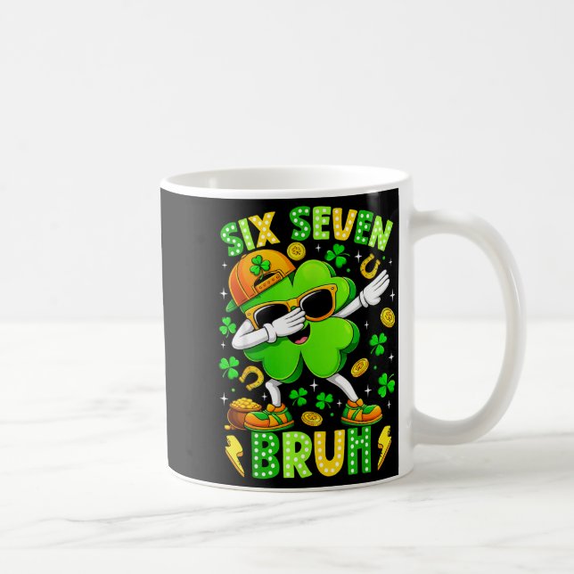 Caneca De Café Seis Sete Bruh Meme 67 Dabbing Shamrock St Patrick (Direita)