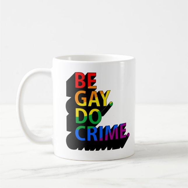 CANECA DE CAFÉ SEJA GAY, FAÇA CRIME (Esquerda)