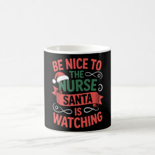 Caneca De Café Seja Legal Com A Enfermeira O Papai Noel Está Obse