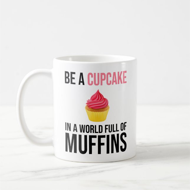 Caneca De Café Seja Um Cupcake Num Cheio Mundial De Muffins (Esquerda)