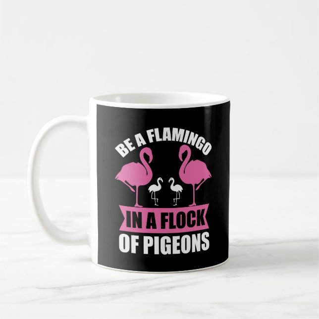 Caneca De Café Seja um Flamingo em um Bando de Pombos (Esquerda)