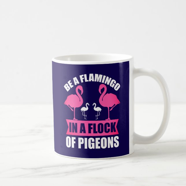 Caneca De Café Seja um Flamingo em um Bando de Pombos (Direita)