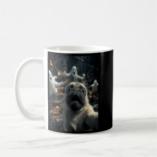 Caneca De Café Selfie Engraçado de Pug com Fantasmas na Floresta
