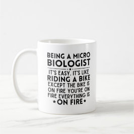 Caneca De Café Sendo um microbiologista é fácil